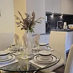 Elegant 2bd & 2ba Centre Luxury With View Daire