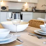 Zeni Alexandra Rise Two Bed Flat Apartment Manchester