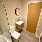 Sandringham Ground Floor Dbl Bed & Parking Appartement Manchester