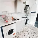 The Hive 2-bed With Kitchen And Private Bathroom In Lively Monton Village - Sleeps 4 - Free Wifi - Parking Nearby Apartment *