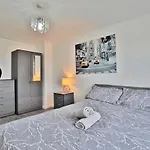 View - Free Parking - Sleeps 6 - Near Centre - By Nmb Appartamento *