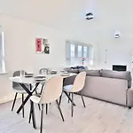 View - Free Parking - Sleeps 6 - Near Centre - By Nmb
