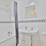 View - Free Parking - Sleeps 6 - Near Centre - By Nmb Appartamento