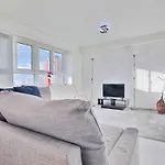 View - Free Parking - Sleeps 6 - Near Centre - By Nmb Appartamento *