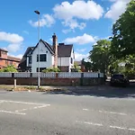 Charming Tudor White House Free Wifi マンチェスター