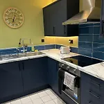 Spacious - Parking - Next To Ao Arena - Local Attraction & Transport Links Apartment *
