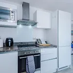 2br Chic And Stylish In Salford, Wifi, Kitchen, Parking With View Apartment *