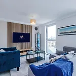 Apartment 2br Chic And Stylish In Salford, Wifi, Kitchen, Parking With View *