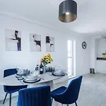 2br Chic And Stylish In Salford, Wifi, Kitchen, Parking With View Apartment Manchester