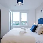 2br Chic And Stylish In Salford, Wifi, Kitchen, Parking With View Apartment *