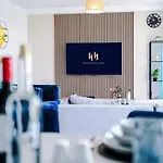 2br Chic And Stylish In Salford, Wifi, Kitchen, Parking With View Apartment