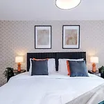 Modern 4br Family Sleeps 8 + Free Parking Hébergement de vacances Manchester