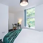 Modern 4br Family Sleeps 8 + Free Parking Manchester