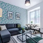 Hébergement de vacances Modern 4br Family Sleeps 8 + Free Parking *