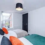 Modern 4br Family Sleeps 8 + Free Parking Hébergement de vacances Manchester