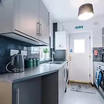 Hébergement de vacances Modern 4br Family Sleeps 8 + Free Parking *