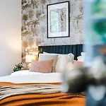 Modern 4br Family Sleeps 8 + Free Parking