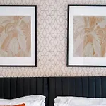 Hébergement de vacances Modern 4br Family Sleeps 8 + Free Parking *