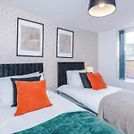 Modern 4br Family Sleeps 8 + Free Parking Hébergement de vacances Manchester