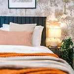 Modern 4br Family Sleeps 8 + Free Parking Hébergement de vacances *