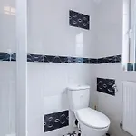 Modern 4br Family Sleeps 8 + Free Parking Hébergement de vacances