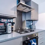 Modern 4br Family Sleeps 8 + Free Parking Hébergement de vacances *