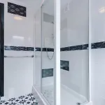 Modern 4br Family Sleeps 8 + Free Parking Hébergement de vacances Manchester