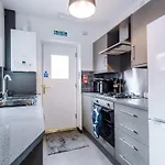 Modern 4br Family Sleeps 8 + Free Parking *