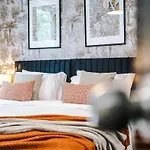 Modern 4br Family Sleeps 8 + Free Parking