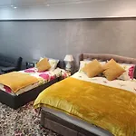 Charming Tudor White House Free Wifi بيت للعطل مانشستر