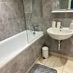 Spacious - Parking - Next To Ao Arena - Local Attraction & Transport Links Apartment *
