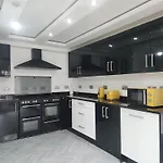 Charming Tudor White House Free Wifi * مانشستر