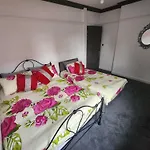 Charming Tudor White House Free Wifi *