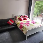 بيت للعطل Charming Tudor White House Free Wifi مانشستر