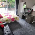 Charming Tudor White House Free Wifi بيت للعطل *