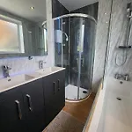 Charming Tudor White House Free Wifi بيت للعطل مانشستر