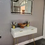 بيت للعطل Charming Tudor White House Free Wifi مانشستر