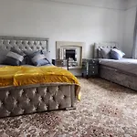 Charming Tudor White House Free Wifi بيت للعطل مانشستر