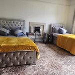 بيت للعطل Charming Tudor White House Free Wifi