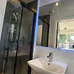 Charming Tudor White House Free Wifi بيت للعطل