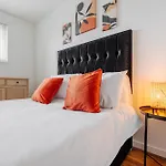 Stylish 2br Flat - Walk To Old Trafford - Free Parking *