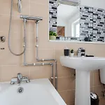 Stylish 2br Flat - Walk To Old Trafford - Free Parking *