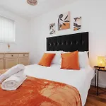 Stylish 2br Flat - Walk To Old Trafford - Free Parking *