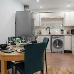 Daire Stylish 2br Flat - Walk To Old Trafford - Free Parking *