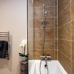Spacious One-bedroom In Salford - Great For Business Or Leisure Travellers By Av Hughes * Manchester