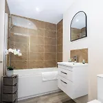 Apartment Spacious One-Bedroom Apartment In Salford - Great For Business Or Leisure Travellers By Av Hughes Properties