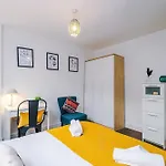 Apartment Cosy 2br In Center - With Wifi, Kitchen & Parking *