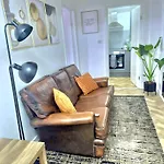 Elite Service 5min To Tram, Direct To Manchester, 5 Min Drive To High Street & M60 J17 مانشستر