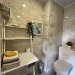 Flat With Free Secure Parking Apartmán