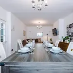 Tatil Evi Spacious Stretford 3-bed, Driveway Parking, Pool Table, Sleeps 6 Manchester
